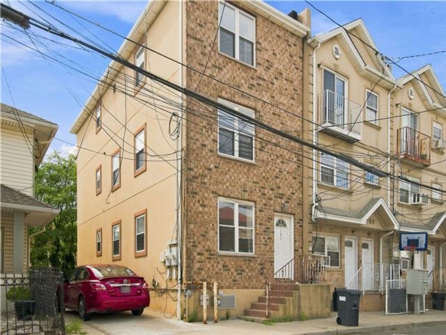Studio,  0.00 BTH &nbsp;Multi-family style home in Far Rockaway