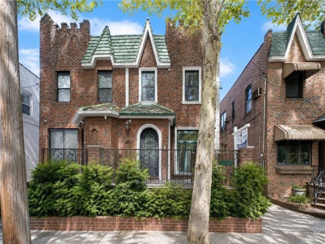  3 BR,  4.00 BTH &nbsp;Single family style home in Marine Park