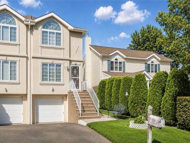  3 BR,  3.00 BTH &nbsp;Single family style home in Eltingville