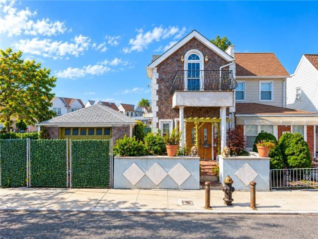  2 BR,  4.00 BTH &nbsp;Single family style home in Gerritsen Beach