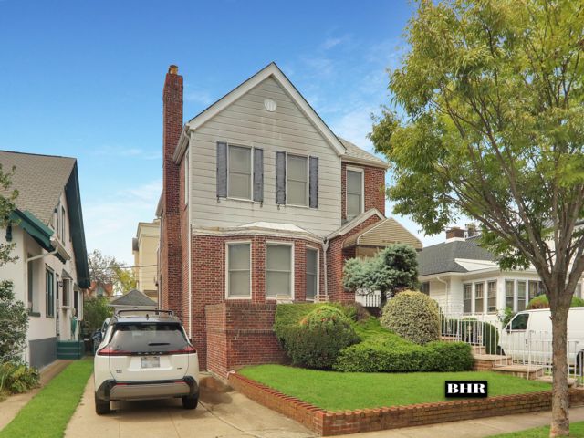  3 BR,  4.50 BTH &nbsp;Colonial style home in Brooklyn