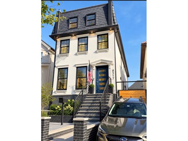  4 BR,  3.00 BTH &nbsp;Single family style home in Bensonhurst