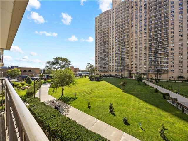 1 BR,  1.00 BTH &nbsp;Condominium style home in Brighton Beach