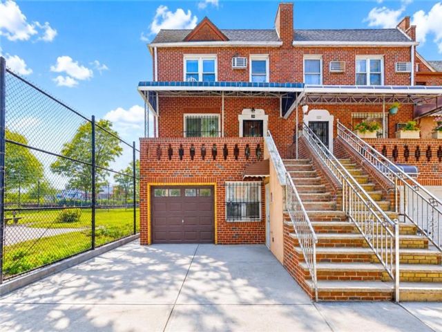  4 BR,  3.00 BTH &nbsp;Multi-family style home in Brighton Beach