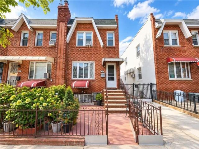  3 BR,  3.00 BTH &nbsp;Single family style home in Gravesend