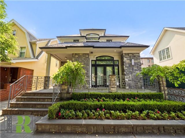  8 BR,  5.00 BTH &nbsp;Single family style home in Madison