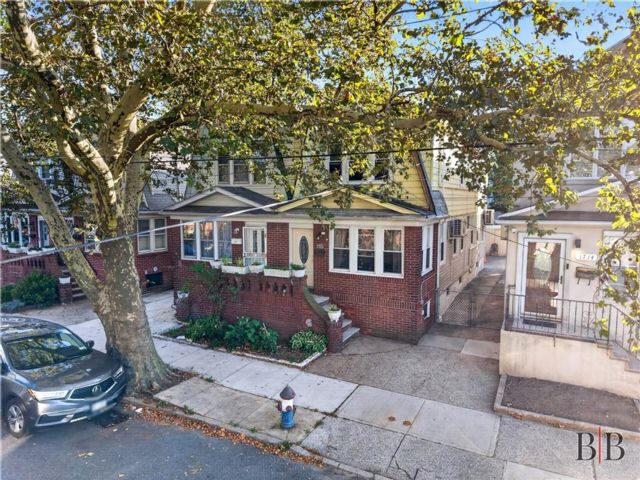  4 BR,  2.00 BTH &nbsp;Single family style home in Marine Park
