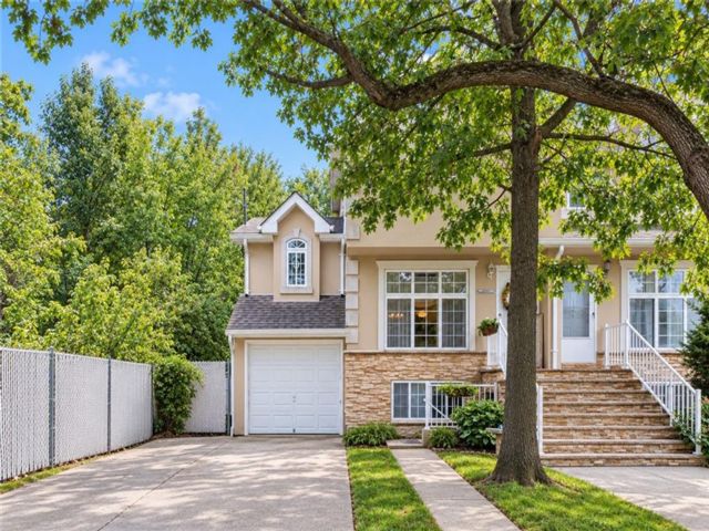  4 BR,  0.00 BTH &nbsp;Multi-family style home in Annadale