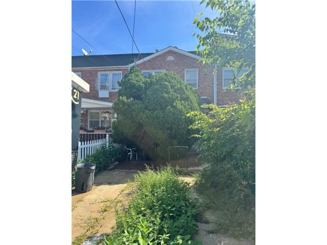  3 BR,  1.50 BTH &nbsp;Single family style home in City Line