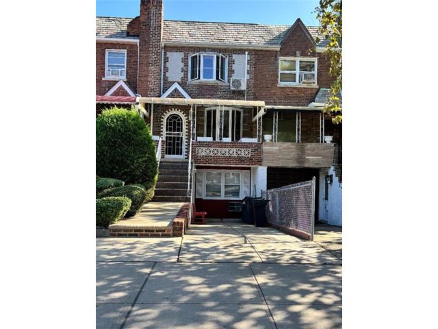  2 BR,  2.00 BTH &nbsp;Single family style home in Marine Park