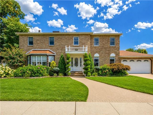  4 BR,  4.00 BTH &nbsp;Single family style home in Annadale