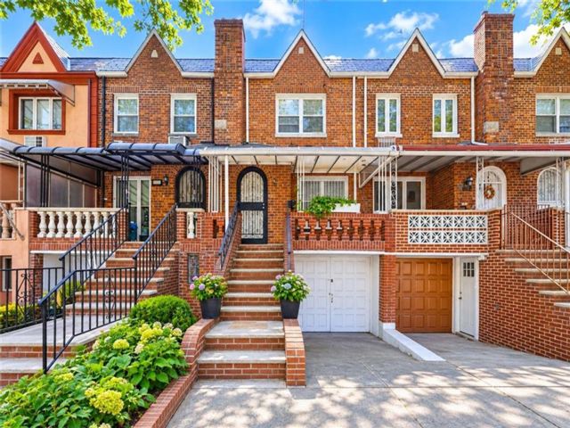  3 BR,  3.00 BTH &nbsp;Single family style home in Sheepshead Bay