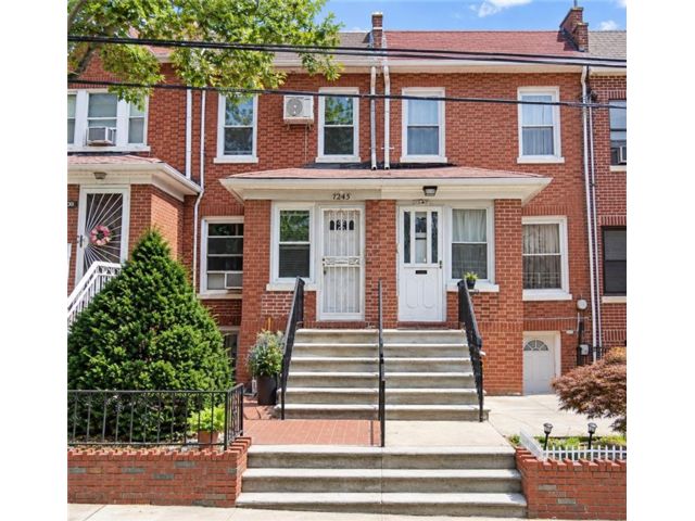  3 BR,  2.00 BTH &nbsp;Single family style home in Dyker Heights