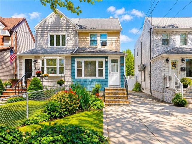  3 BR,  2.00 BTH &nbsp;Single family style home in Marine Park