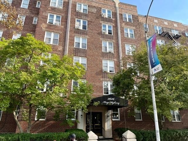 1 BR,  1.00 BTH &nbsp;Co-op style home in Marine Park