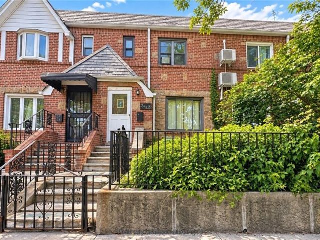  3 BR,  2.00 BTH &nbsp;Single family style home in Jackson Heights