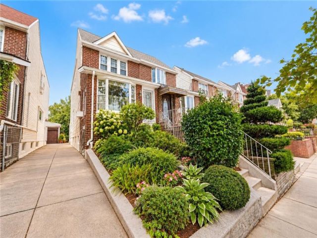  3 BR,  2.00 BTH &nbsp;Single family style home in Dyker Heights