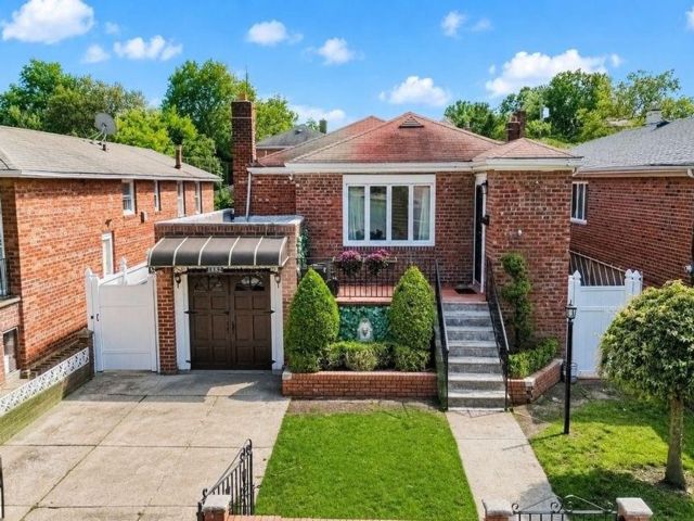  4 BR,  3.00 BTH &nbsp;Single family style home in Marine Park