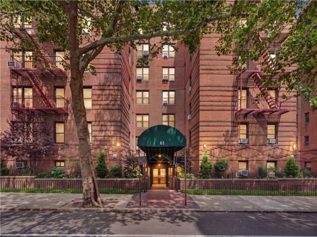  1 BR,  1.00 BTH &nbsp;Co-op style home in Bay Ridge