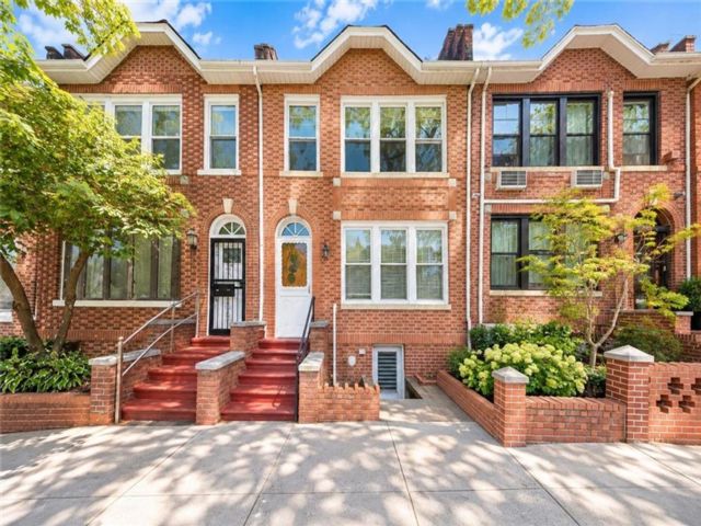  5 BR,  3.00 BTH &nbsp;Multi-family style home in Bay Ridge