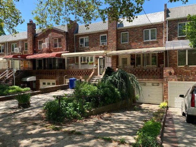  3 BR,  3.00 BTH &nbsp;Single family style home in Sheepshead Bay