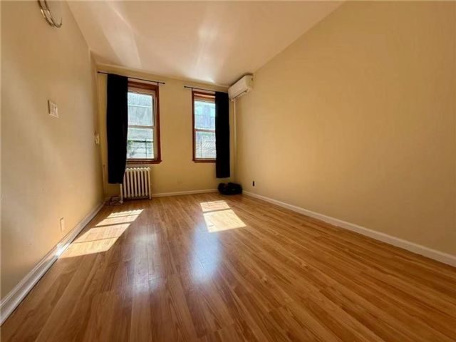  1 BR,  1.00 BTH &nbsp;Multi-family style home in Bensonhurst