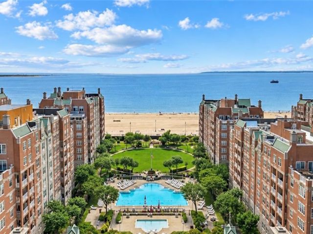  2 BR,  3.00 BTH &nbsp;Condominium style home in Brighton Beach