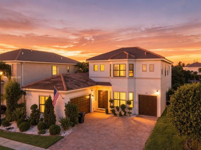  5 BR,  3.50 BTH &nbsp;2 story style home in Wellington