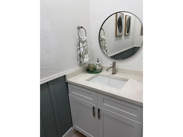[PHOTO]