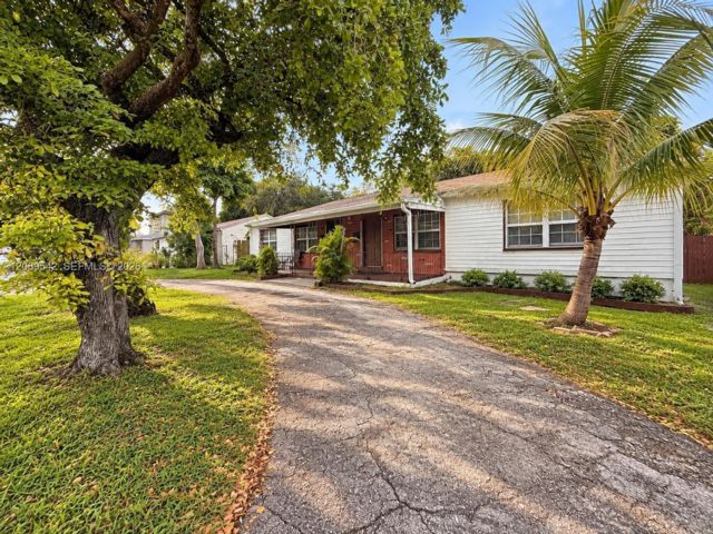  2 BR,  1.00 BTH &nbsp; style home in Biscayne Park