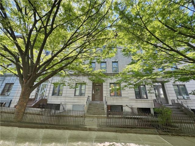 18 BR,  6.00 BTH &nbsp;Multi-family style home in Crown Heights
