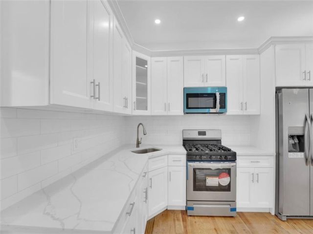  4 BR,  3.00 BTH &nbsp;Single family style home in Brighton Beach