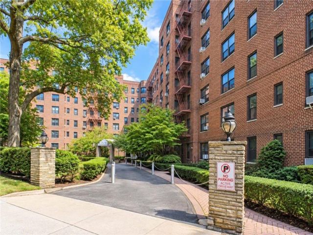  1 BR,  1.00 BTH &nbsp;Co-op style home in Briarwood