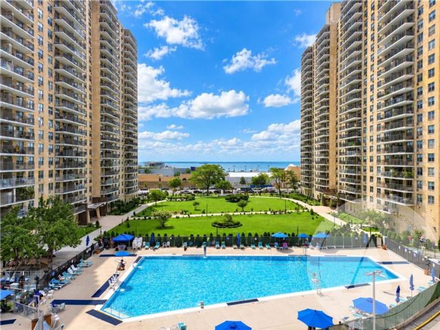  2 BR,  1.00 BTH &nbsp;Condominium style home in Coney Island