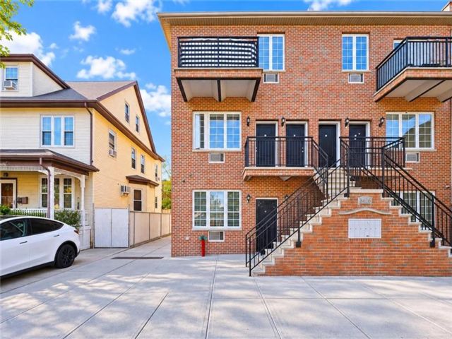  3 BR,  3.00 BTH &nbsp;Condominium style home in Bath Beach