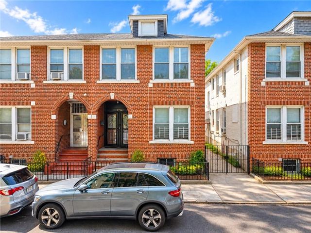  5 BR,  3.00 BTH &nbsp;Multi-family style home in Bensonhurst