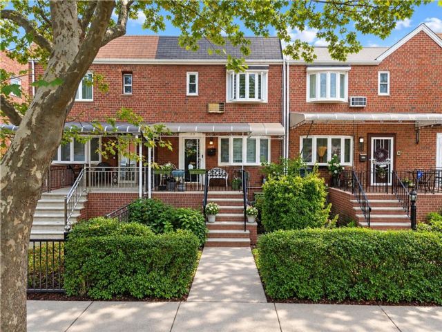  3 BR,  3.00 BTH &nbsp;Single family style home in Old Mill Basin