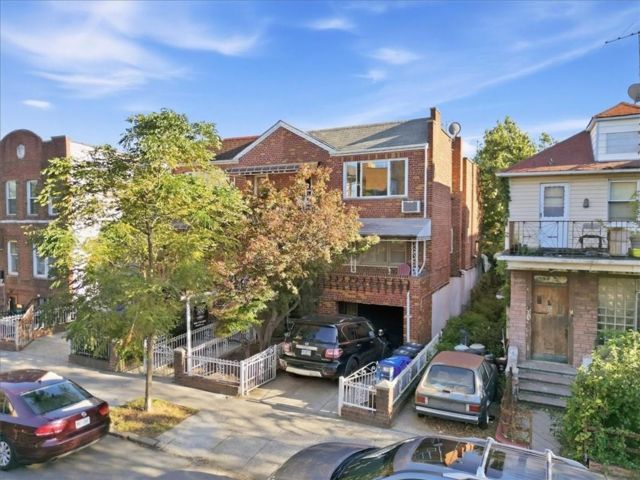 Studio,  3.00 BTH &nbsp;Multi-family style home in Midwood