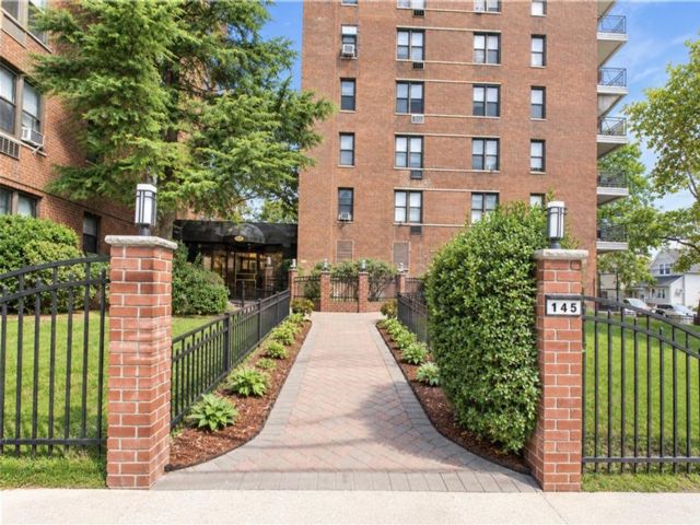  2 BR,  1.00 BTH &nbsp;Condominium style home in Midland Beach