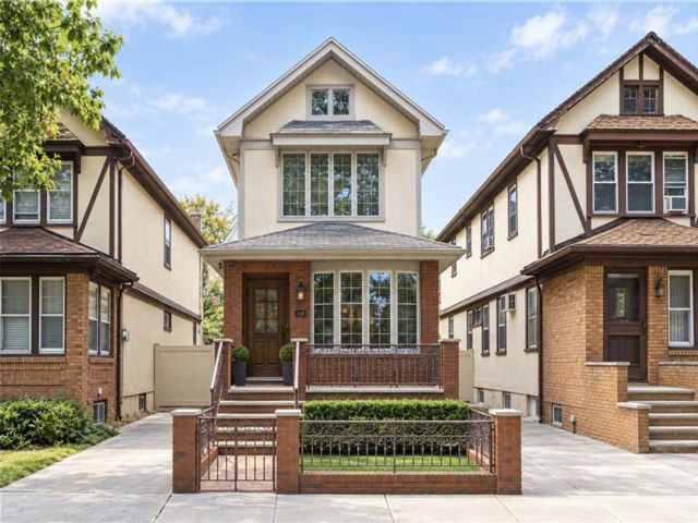  3 BR,  2.00 BTH &nbsp;Single family style home in Marine Park