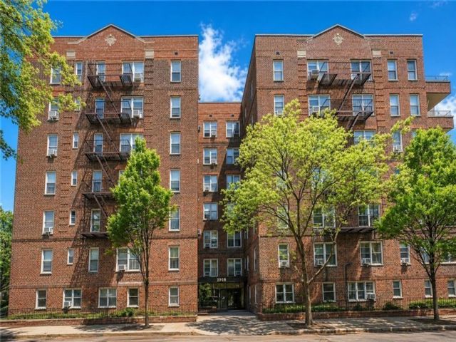  1 BR,  1.00 BTH &nbsp;Co-op style home in Midwood