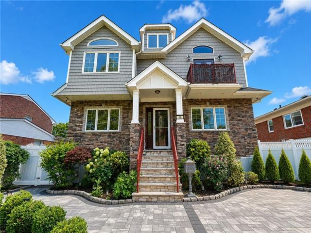  4 BR,  4.00 BTH &nbsp;Single family style home in Arrochar