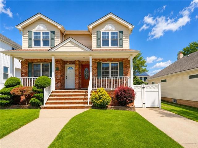  3 BR,  4.00 BTH &nbsp;Single family style home in New Dorp