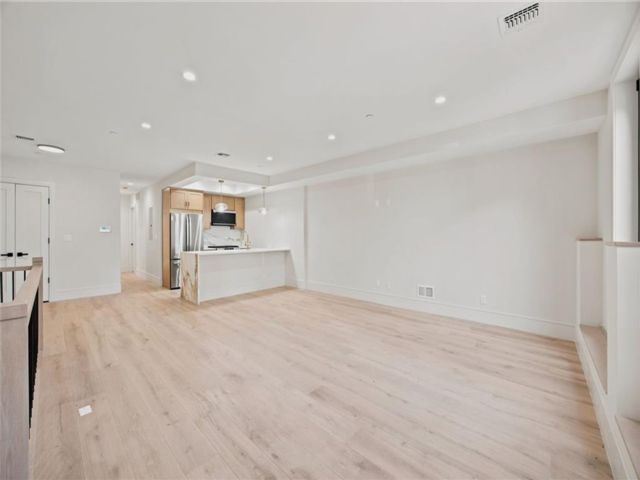  3 BR,  3.00 BTH &nbsp;Condominium style home in Park Slope