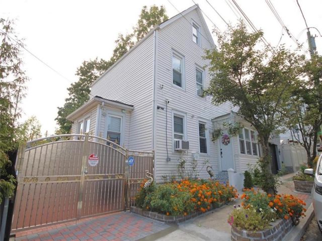  3 BR,  3.00 BTH &nbsp;Single family style home in Clifton