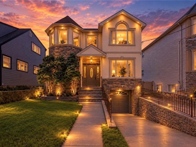  4 BR,  4.00 BTH &nbsp;Single family style home in Great Kill