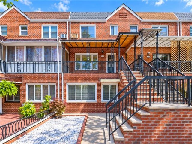  5 BR,  4.00 BTH &nbsp;Multi-family style home in Sheepshead Bay