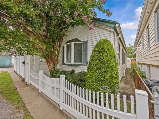  2 BR,  1.00 BTH &nbsp;Single family style home in Belle Harbor