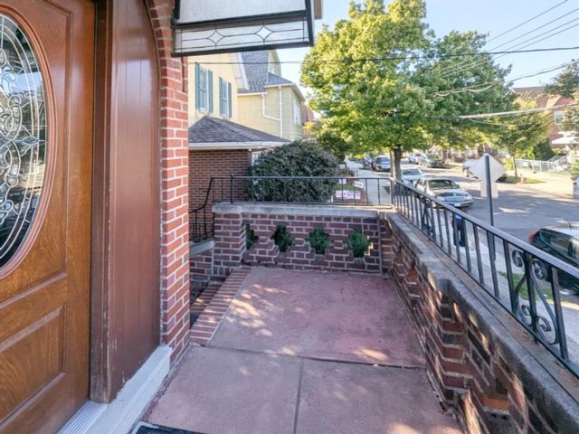 3 BR,  1.00 BTH &nbsp;Multi-family style home in Bensonhurst