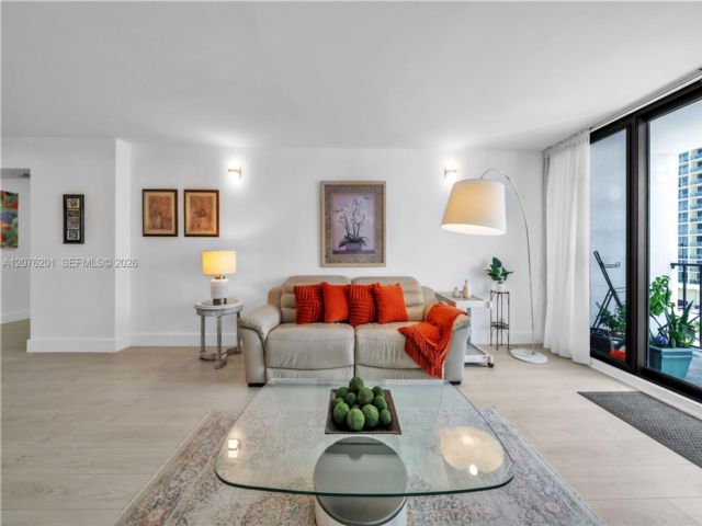 [Hollywood Real Estate, listing number 3349549]